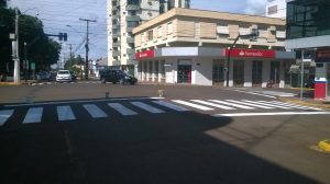 Pintura de faixas de segurança no entroncamento das Av. Alto Jacui e Waldomiro Graeff