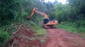 Alargamento da estrada e limpeza das sarjetas na estrada de Colônia Vargas