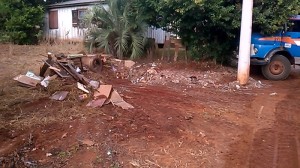 Limpeza de entulhos no Bairro Jardim