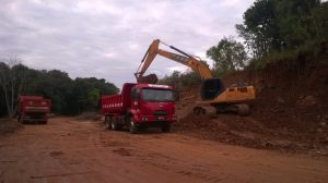 Caminhões da empresa Talamini carregando cascalho para entregar nas propriedades ruraris