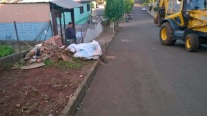 Recolhimento de entulhos na Rua Itamaraty