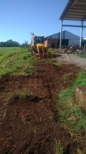 Nivelamento do terreno público com a divisa da lavoura de Egon Schuster no Distrito Industrial