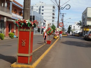 Enfeites começaram a ser colocados nas vias da cidade