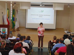 A Secretária de Educação, Cultura e Desporto, Griselda Blau esclareceu que não haverá o fechamento da escola e destacou a necessidade da implantação da Escola em Turno Integral.