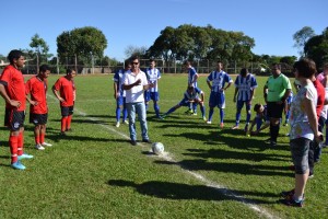 Secretária Griselda deu o chute de abertura do Campeonato Municipal de Campo