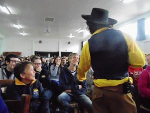 Atores interagiam com o público, enquanto trabalhavam a temática 