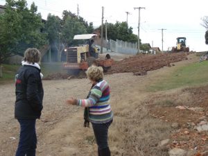 Limpeza, Laminação e Colocação de Saibro em ruas do Bairro Santo Antônio