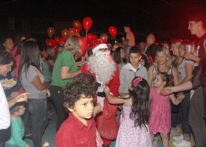 Papai Noel chegou em meio as crianças