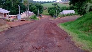 Colocação de resíduo para tapa buracos na Rua Amazonas