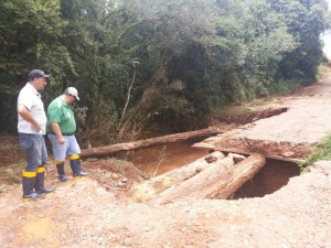 Pontes foram levadas pela água e tiveram suas estruturas danificadas