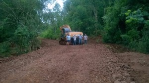 Conserto de bueiros em estrada de Mantiqueira