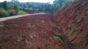 Alargamento, limpeza de barrancos e sarjetas na estrada geral de Bom Sucesso