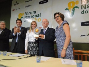 Odacir Klein recebeu o Troféu Semente de Ouro