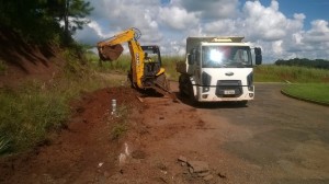 Limpeza de sarjetas no trevo da COTRIJAL